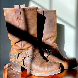 Beautiful real leather motorcycle harness Frye style boots. Size 8.